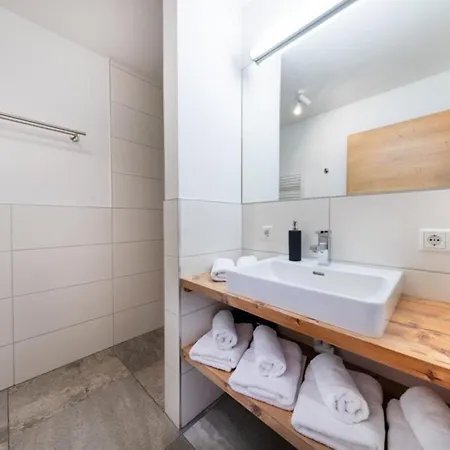 Haus Schnoell 8 *