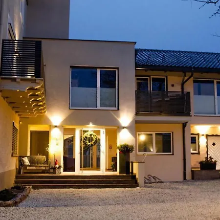 Haus Schnoell 8